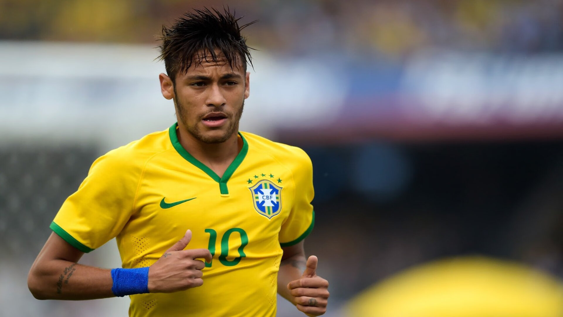 星空体育在线-C罗赠球迷签名球引发热烈反响，c罗的签字